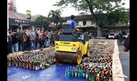 Ribuan botol miras dengan berbagai merk dimusnahkan di Halaman Kantor Polres Metro Bekasi Kota, Kamis (21/12) pagi. 