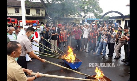 Ribuan botol miras dengan berbagai merk dimusnahkan di Halaman Kantor Polres Metro Bekasi Kota, Kamis (21/12) pagi. 