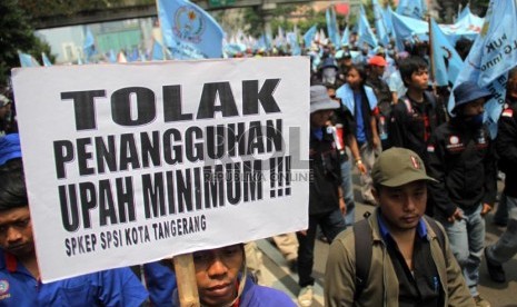   Ribuan buruh berunjuk rasa memperingati Hari Buruh Internasional atau yang biasa disebut 'May Day' di jalan MH. Thamrin, Jakarta, Rabu (1/5).   (Republika/Yasin Habibi)