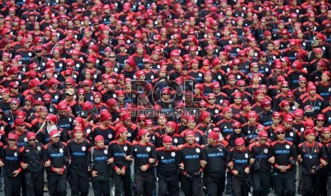   Ribuan buruh berunjuk rasa memperingati Hari Buruh Internasional atau yang biasa disebut 'May Day' di jalan MH. Thamrin, Jakarta, Rabu (1/5).   (Republika/Yasin Habibi)