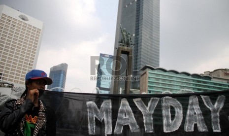   Ribuan buruh berunjuk rasa memperingati Hari Buruh Internasional atau yang biasa disebut 'May Day' di jalan MH. Thamrin, Jakarta, Rabu (1/5).   (Republika/Yasin Habibi)