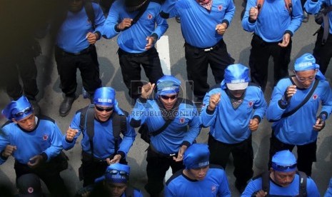   Ribuan buruh berunjuk rasa memperingati Hari Buruh Internasional atau yang biasa disebut 'May Day' di jalan MH. Thamrin, Jakarta, Rabu (1/5).   (Republika/Yasin Habibi)