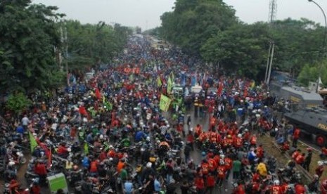 Ribuan buruh dari berbagai aliansi di Tangerang memblokir jalan raya Serang di pintu keluar tol Bitung, Tangerang, Banten, Selasa (3/12). 