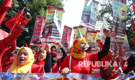 Ribuan buruh dari berbagai organisasi buruh menggelar aksi memperingati Hari Buruh Internasional atau May Day 2018, di depan Gedung Sate, Kota Bandung, Selasa (1/5).