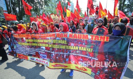 Ribuan buruh dari berbagai organisasi buruh menggelar aksi memperingati Hari Buruh Internasional atau May Day 2018, di depan Gedung Sate, Kota Bandung, Selasa (1/5).