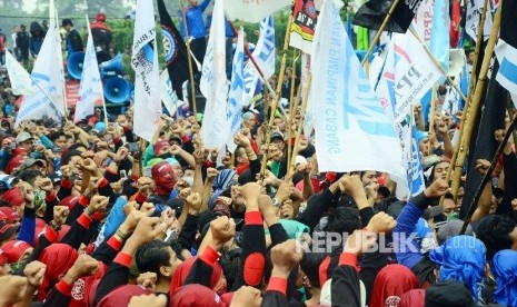 Ribuan buruh dari berbagai organisasi buruh yang tergabung dalam Aliansi Buruh Jabar menggelar unjuk rasa, di depan Gedung Sate, Kota Bandung, Kamis (27/10).