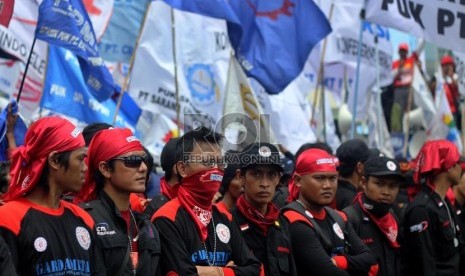  Ribuan buruh dari sejumlah serikat pekerja melakukan long march dari Bundaran HI menuju Kedubes Korea dan Jepang, Jakarta, Rabu (5/12). (Republika/Yasin Habibi)