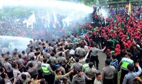  Ribuan buruh dihadang polisi dengan semprotan air saat demo menuntut kenaikan Upah Minimum Kabupaten (UMK) di depan komplek Pemkab Bogor, Cibinong, Bogor, Jabar, Jumat (14/11). (Antara/Jafkhairi)