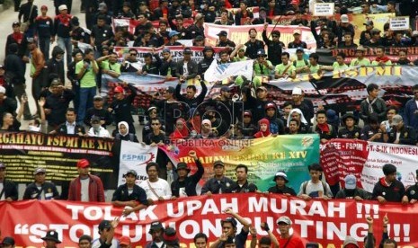  Ribuan buruh gabungan se-Jabodetabek melakukan long march dari Bundaran Hotel Indonesia menuju Istana Negara di Jalan MH Thamrin, Jakarta Pusat, Rabu (6/2). (Republika/Adhi Wicaksono)