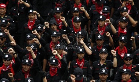  Ribuan buruh gabungan se-Jabodetabek melakukan long march dari Bundaran Hotel Indonesia menuju Istana Negara di Jalan MH Thamrin, Jakarta Pusat, Rabu (6/2). (Republika/Adhi Wicaksono)