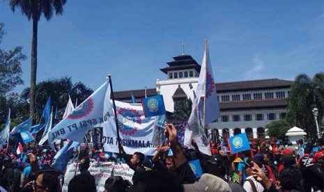 Ribuan buruh Jawa Barat menggelar aksi unjuk rasa di depan Gedung Sate, Senin (1/5)