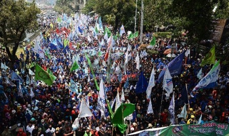   Ribuan buruh melakukan aksi jalan kaki bersama dari bundaran Patung Kuda menuju Istana Negara, Jakarta Pusat, Selasa (1/9).  (Republika/Raisan Al Farisi)