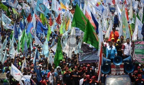  Ribuan buruh melakukan aksi jalan kaki bersama dari bundaran Patung Kuda menuju Istana Negara, Jakarta Pusat, Selasa (1/9). 