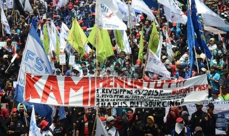 Ribuan buruh melakukan aksi jalan kaki bersama dari bundaran Patung Kuda menuju Istana Negara, Jakarta Pusat, Selasa (1/9).   (Republika/Raisan Al Farisi)