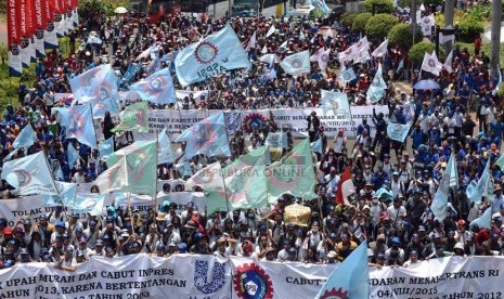  Ribuan buruh melakukan aksi longmarch dari Bundaran Hotel Indonesia menuju Istana Merdeka di Jakarta, Kamis (17/10).  (Republika/Agung Supriyanto)