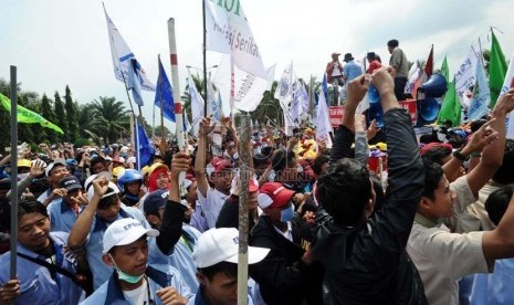  Ribuan buruh melakukan aksi mogok kerja di kawasan industri EJIP Cikarang, Jawa Barat, Jumat (1/11).  (Republika/ Tahta Aidilla)