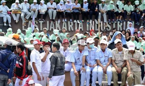  Ribuan buruh melakukan aksi mogok kerja di kawasan industri EJIP Cikarang, Jawa Barat, Jumat (1/11).  (Republika/ Tahta Aidilla)