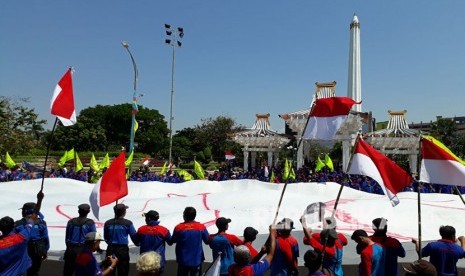 Ribuan buruh menggelar aksi dalam rangka memperingati Hari Buruh Dunia (Mayday) 2018 di depan Kantor Gubernur Jawa Timur, Jalan Pahlawan Nomor 110, Bubutan, Surabaya, Selasa (1/5).