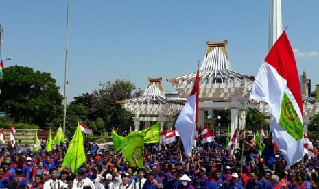 Ribuan buruh menggelar aksi memperingat Hari Buruh Dunia (May Day) di depan kantor Gubernur Jawa Timur, Selasa (1/5)