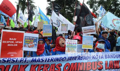 Ribuan buruh menggelar aksi menolak Omnibus Law RUU Cipta Kerja