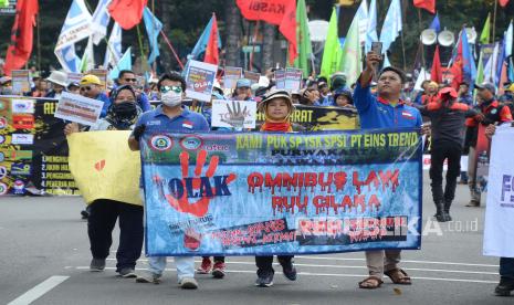 Ribuan buruh menggelar aksi menolak Omnibus Law RUU Cipta Kerja