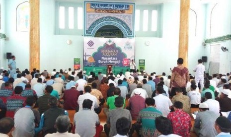 Ahead of May Day, workers read through the Alquran.