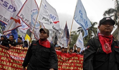  Ribuan buruh yang tergabung dalam berbagai elemen se-Jabodetabek melakukan aksi long march menuju Istana Negara, Jakarta, Kamis (22/11). (Adhi Wicaksono)