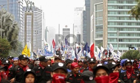  Ribuan buruh yang tergabung dalam berbagai elemen se-Jabodetabek melakukan aksi long march menuju Istana Negara, Jakarta, Kamis (22/11). (Adhi Wicaksono)