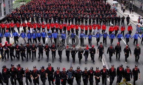  Ribuan buruh yang tergabung dalam berbagai elemen se-Jabodetabek melakukan aksi long march menuju Istana Negara, Jakarta, Kamis (22/11). (Adhi Wicaksono)