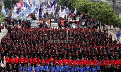  Ribuan buruh yang tergabung dalam berbagai elemen se-Jabodetabek melakukan aksi long march menuju Istana Negara, Jakarta, Kamis (22/11). (Adhi Wicaksono)