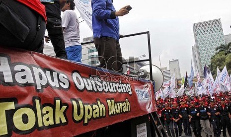  Ribuan buruh yang tergabung dalam berbagai elemen se-Jabodetabek melakukan aksi long march menuju Istana Negara, Jakarta, Kamis (22/11). (Adhi Wicaksono)