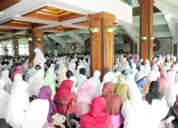 Ribuan calon jamaah haji (calhaj) sedang mengikuti bimbingan manasik haji massal.