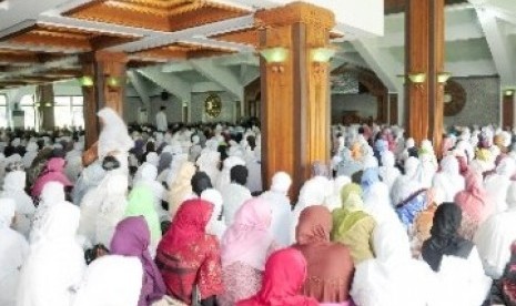 Ribuan calon jamaah haji (calhaj) sedang mengikuti bimbingan manasik haji massal.