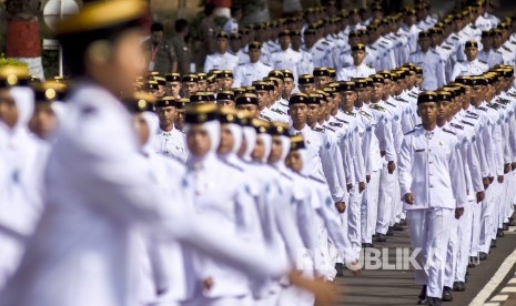 Ribuan Calon Muda Praja Institut Pemerintahan Dalam Negeri (IPDN) tengah mengikuti defile. (Ilustrasi)