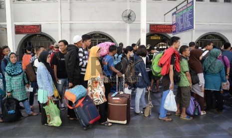   Ribuan calon pemudik memadati Stasiun Senen, Jakarta, Kamis (24/12).  (Republika/Yasin Habibi)