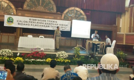 Calon penerima bantuan hibah dana bidang keagamaan 2017 memadati gedung PUSDAI sejak  pukul 08.00, Senin (27/3). 