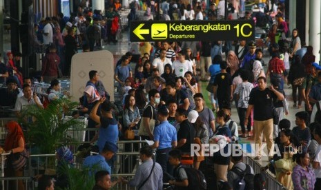 Ribuan calon penumpang antre untuk masuk ke dalam terminal untuk lapor diri atau chek in di Termial 1 C Bandara Soekarno Hatta, Tangerang, Banten, Ahad (10/6).