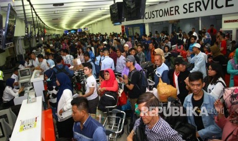 Ribuan calon penumpang antre untuk masuk ke dalam terminal untuk lapor diri atau chek in di Termial 1 C Bandara Soekarno Hatta, Tangerang, Banten, Ahad (10/6). 