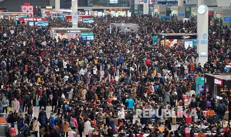 Ribuan calon penumpang Stasiun Kereta Hongqiao di Shanghai, menjelang perayaan tahun baru Imlek jutaan warga Cina mudik ke kampung halaman masing-masing. 