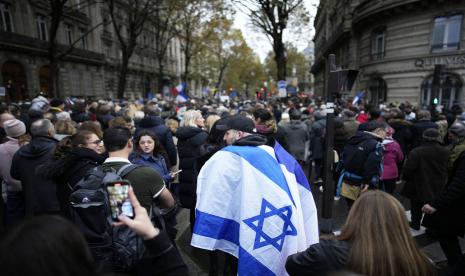 Ribuan demonstran bergabung dengan para anggota parlemen di Paris untuk mengutuk lonjakan tindakan antisemit di Prancis selama konflik di Jalur Gaza.