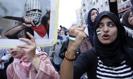 Ribuan demonstran pro-Palestina meneriakkan slogan anti-Israel, dalam aksi solidaritas untuk Palestina di jalan-jalan Casablanca, Maroko, Minggu 25 Oktober 2015. 