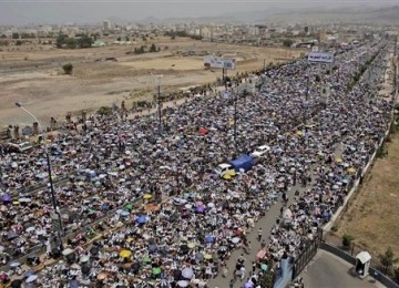 Ribuan demonstrans padati jalan raya di ibukota Sana'a, Yaman.