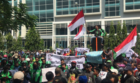 Ratusan driver ojek di Surabaya yang tergabung dalam Perhimpunan Driver Online Indonesia (PDOI) wilayah Jatim menggeruduk kanyor aplikasi Grab di Jalan Klampis Jaya 8H, Surabaya, Senin (2/4). 