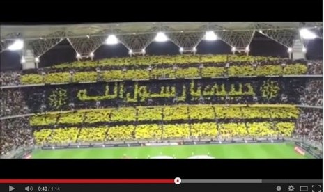 Ribuan fans klub Al Ittihad melantunkan shalawat kepada Nabi Muhammad SAW.