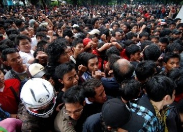 Ribuan fans rela berdesak-desakan untuk bisa menyaksikan timnas Indonesia beraksi di Piala AFF 2010.