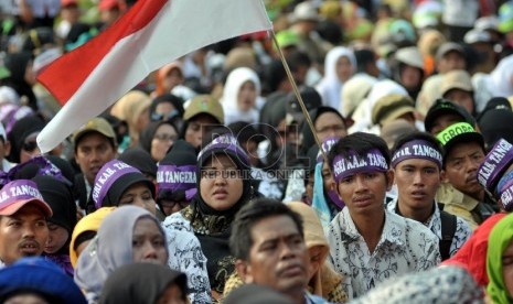 Ribuan guru honorer yang tergabung dalam Persatuan Guru Republik Indonesia (PGRI) menggelar aksi mogok dan unjuk rasa di kawasan Senayan, Jakarta, Selasa (15/9).  (Republika/Rakhmawaty La’lang)