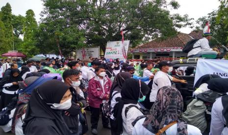 Ribuan guru honorer yang tergabung dalam Forum Guru Lulus Passing Grade PPPK Kabupaten Indramayu mengepung Pendopo Indramayu. Mereka protes karena dari 1.899 guru honorer yang lulus PPPK, hanya 280 orang yang diangkat oleh Pemda Indramayu. (Ilustrasi) 