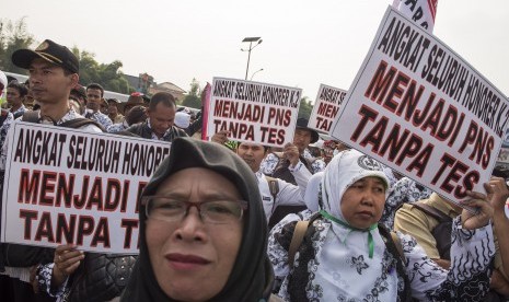 Ribuan guru honorer yang tergabung dalam Persatuan Guru Republik Indonesia (PGRI) menggelar aksi mogok dan unjuk rasa di depan gedung DPR/MPR, Jakarta, Selasa (15/9). 