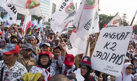 Ribuan guru honorer yang tergabung dalam Persatuan Guru Republik Indonesia (PGRI) menggelar aksi mogok dan unjuk rasa di depan gedung DPR/MPR, Jakarta, Selasa (15/9). 