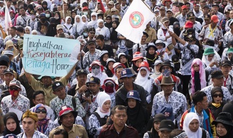 Ribuan guru honorer yang tergabung dalam Persatuan Guru Republik Indonesia (PGRI) menggelar aksi mogok dan unjuk rasa di depan gedung DPR/MPR, Jakarta, Selasa (15/9). 